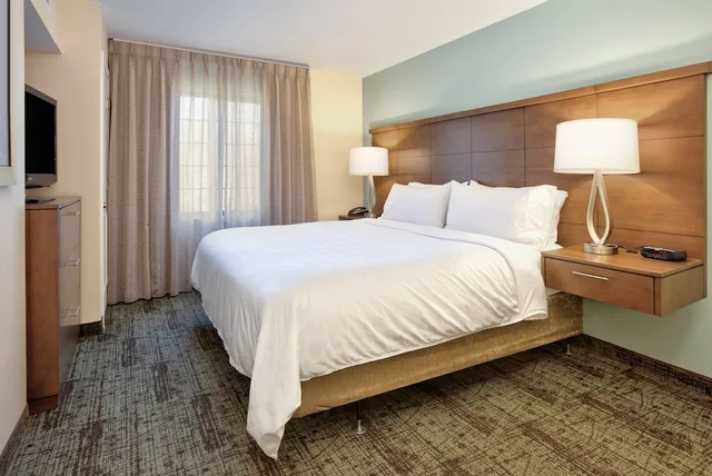 جناح بسرير كينج بغرفة نوم واحدة مع أريكة بمطبخ، Staybridge Suites Corning 1/4