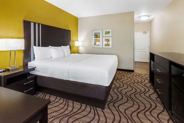 Executive, King Bed, La Quinta Inn & Suites by Wyndham Artesia 2/3