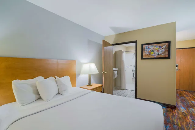 غرفة بسرير كينج، Americas Best Value Inn Fargo 3/10