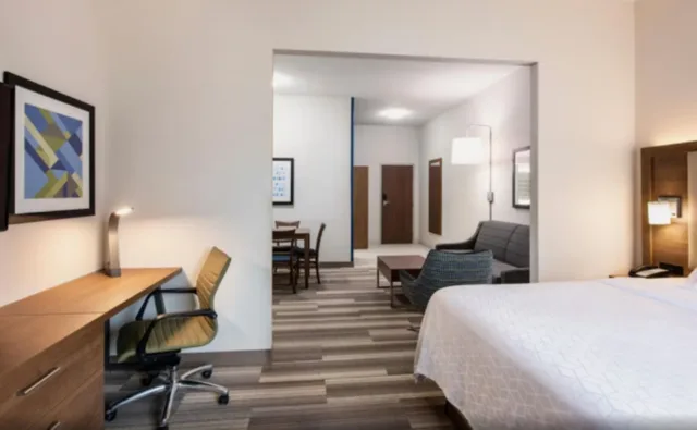 جناح بغرفة نوم واحدة مع أريكة، Holiday Inn Express Hotel Suites Saskatoon 1/1
