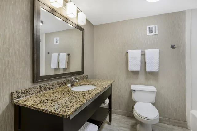 جناح بسرير كينج بشرفة لذوي الإعاقة، Best Western Plus Tallahassee North Hotel 5/6