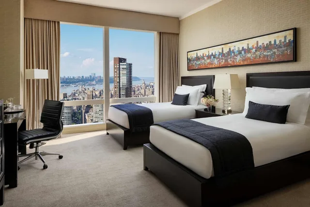 غرفة متصلة عائلية بسرير كينج وسريرين منفصلين بإطلالة على النهر، Mandarin Oriental New York 2/3