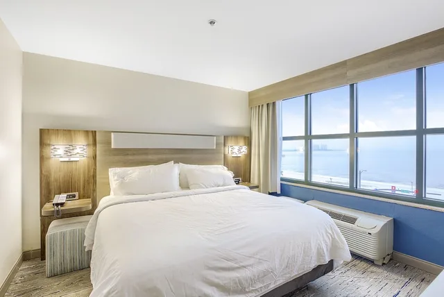 جناح بسرير كينج مع أريكة لذوي الإعاقة، Holiday Inn Express Gulfport Beach 1/7