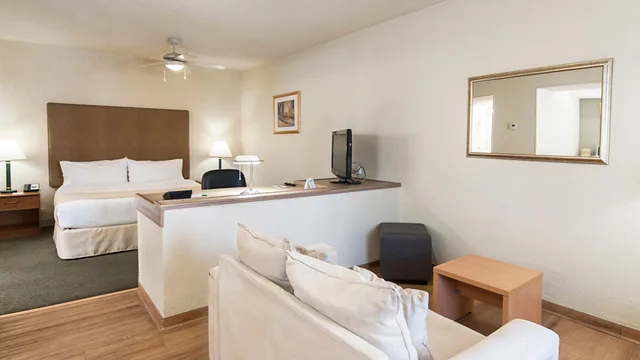 Standard, Double Bed, Holiday Inn Hotel And Suites Chihuahua 2/6