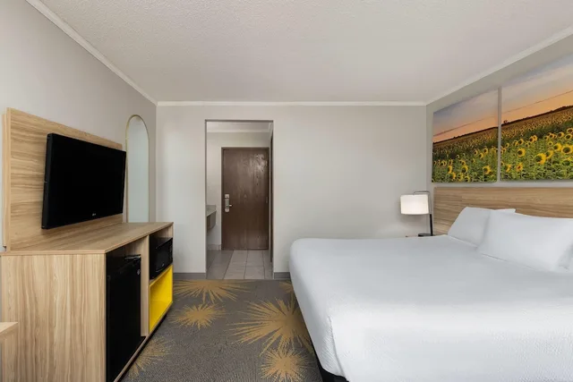 Room, King Bed, Days Inn & Suites By Wyndham Kansas City South 3/7