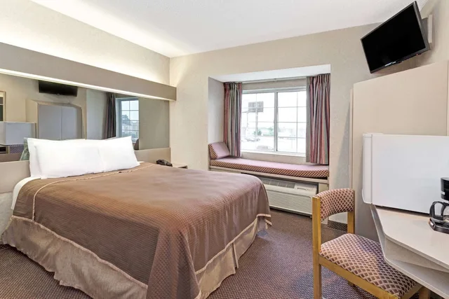 غرفة بسرير كوين، Red Lion Inn & Suites Elk Grove Village, IL 1/6