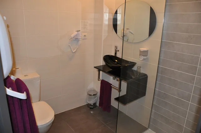 غرفة رباعية بسرير مزدوج وسرير بطابقين، INTERHOTEL HOTEL DES ARTS 4/5