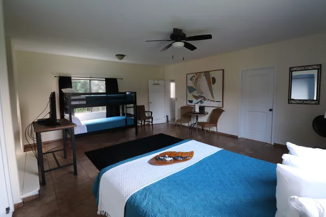 غرفة ديلوكس بسرير كينج وسرير كوين بحمام خاص، Hawaii Island Resort 3/4