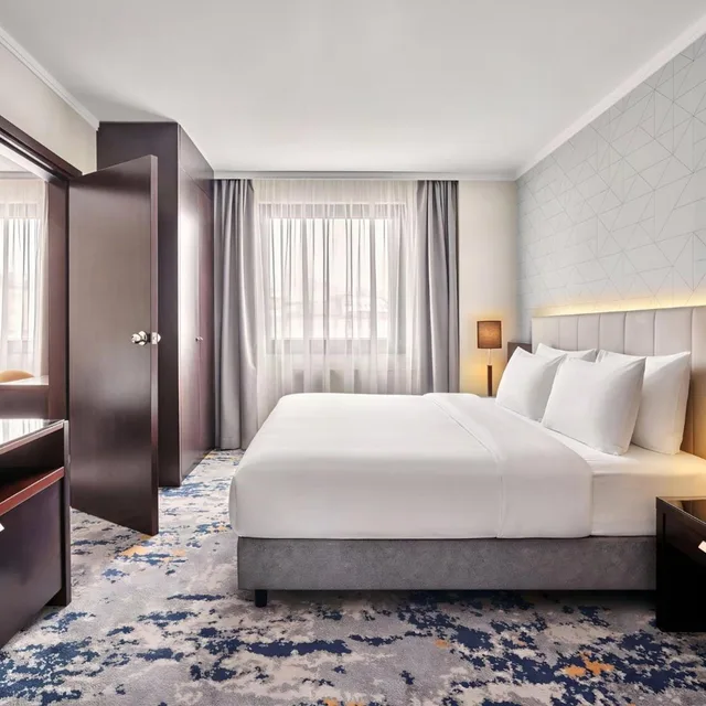 جناح بمنطقة جلوس بمطبخ صغير، CROWNE PLAZA BRATISLAVA 2/10