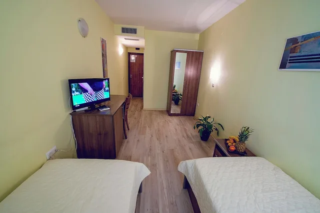 Room, Twin Beds, Gran Ivan 1/6