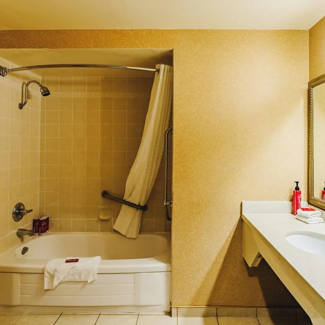 غرفة بسرير كينج بحوض استحمام لذوي الإعاقة، SureStay Plus by Best Western Coquitlam 5/7