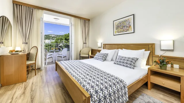 غرفة قياسية ثلاثية بسرير مزدوج وسرير فردي بإطلالة على البحر، Splendid Hotel Dubrovnik 2/8
