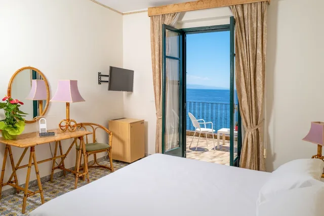 غرفة سوبيريور بسريرين منفصلين بإطلالة على البحر بشرفة، Lido Mediterranee 1/10