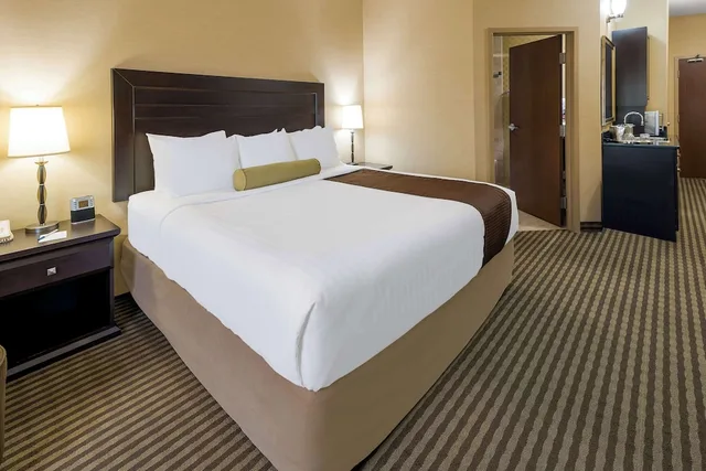 غرفة قياسية بسرير كينج يُسمح فيها بالحيوانات الأليفة، Best Western Sunrise Inn and Suites 1/2