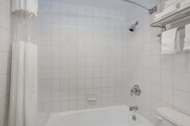 غرفة بسريرين مزدوجين للمدخنين، Days Inn by Wyndham Woodbury Long Island 4/4
