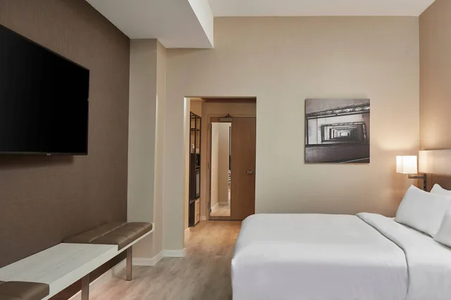 غرفة ركنية بسرير كينج مع أريكة، AC Hotel by Marriott Greenville 2/3