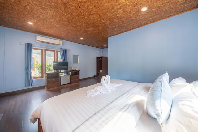 Coconut, Garden, Queen Bed, with Pool، Sea Far Resort 3/10