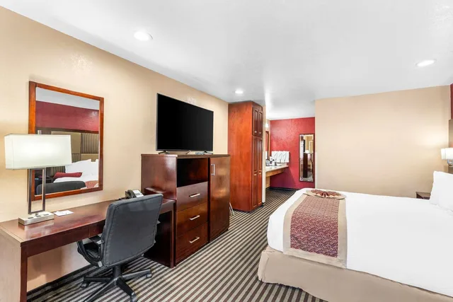 غرفة بسرير كينج لذوي الإعاقة، Best Western Plus Yosemite Way Station Motel 3/5