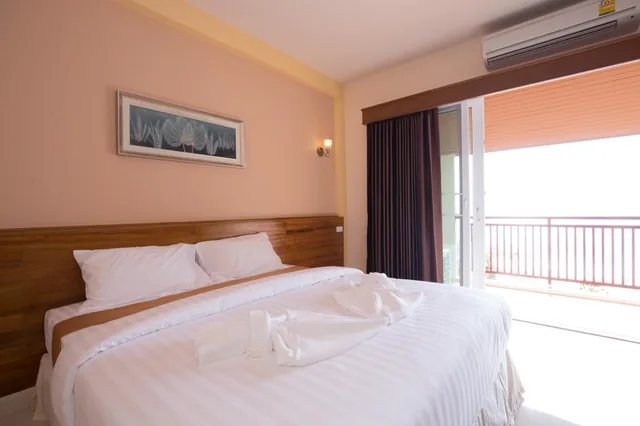 غرفة بسرير كينج بإطلالة على الجبل، Royal Hill Satun Hotel 1/2
