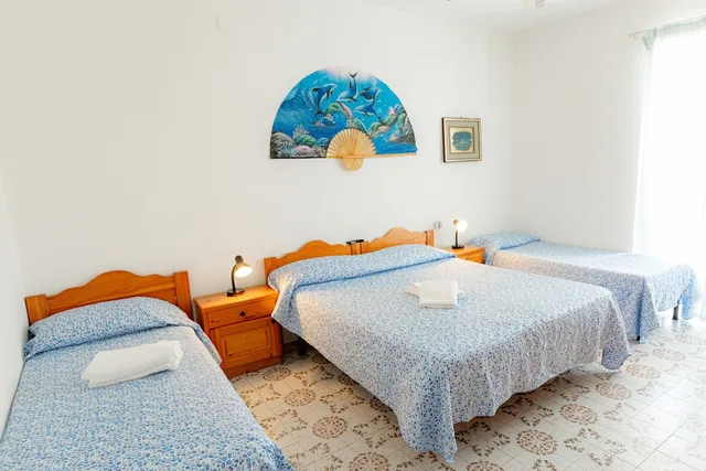 غرفة عائلية رباعية بسرير مزدوج وسريرين منفصلين، Casa Adolfo Ischia 1/2