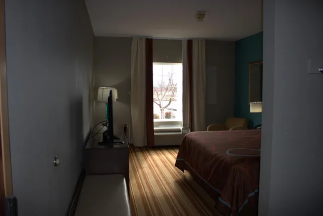 غرفة بسرير كينج للمدخنين، Super 8 by Wyndham Rainsville 3/8