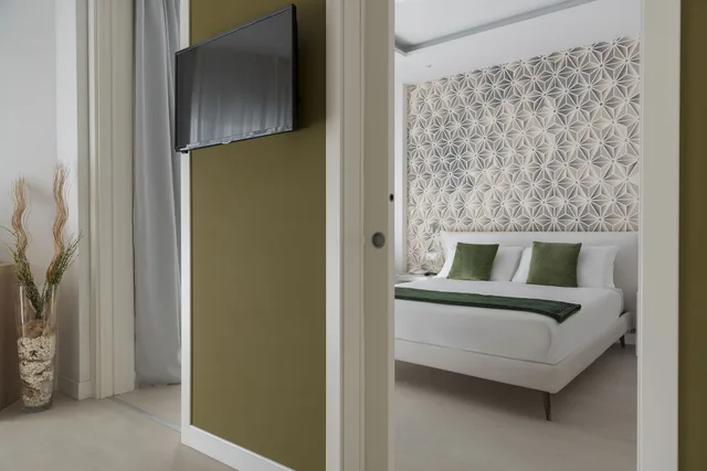 جناح، Hotel Delle Rose 2/9