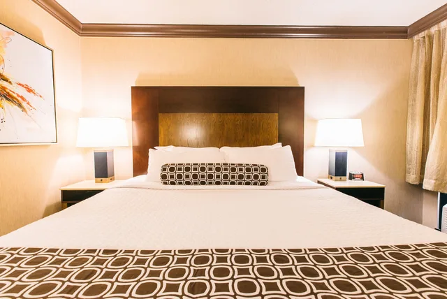 غرفة قياسية بسرير كوين، Crowne Plaza Harrisburg Hershey 1/4