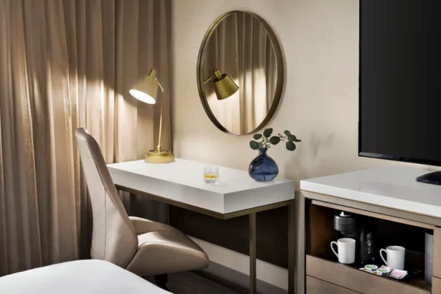 غرفة بسرير كينج، Crowne Plaza Toronto Airport 4/5