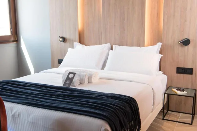 غرفة بسرير كوين بإطلالة، B&B Hotel Milano City Center Duomo 1/2