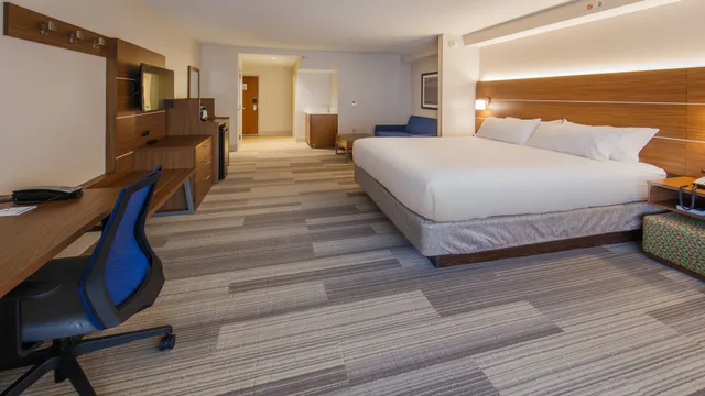 Deluxe, Suite, Accessible, Holiday Inn Express Gatlinburg Downtown 4/10
