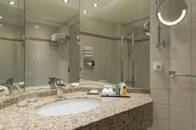 غرفة تنفيذية بسرير مزدوج مع دخول صالة النادي، Hilton Dresden 6/6