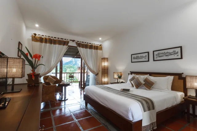غرفة ديلوكس بسرير كينج بإطلالة على الجبل، Riverside Boutique Resort Vang Vieng 2/8