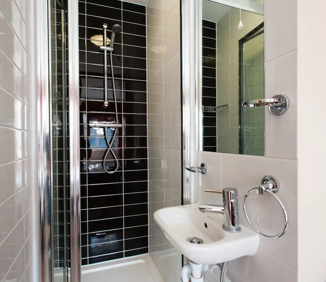 Room, Quintuple، The Dover Hotel 3/3