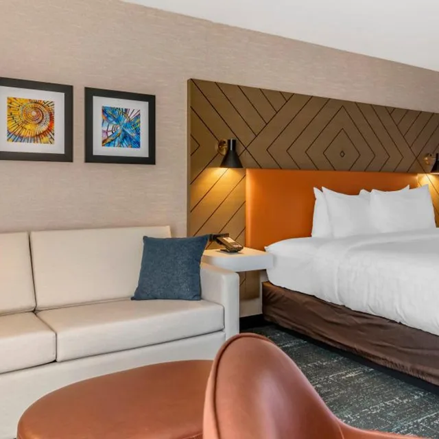 غرفة ديلوكس بسرير كينج بحوض استحمام، Clarion Inn Nashua, NH 3/4