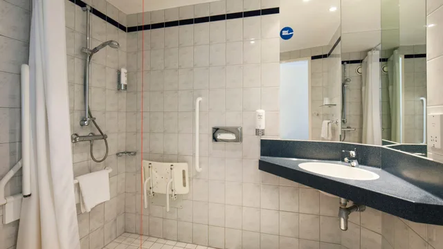 غرفة بسرير كينج لذوي الإعاقة، HOLIDAY INN EXPRESS KASSAM STADIUM 2/3