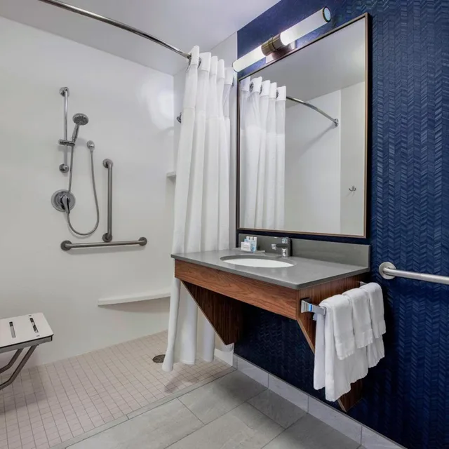 غرفة بسرير كينج بحوض استحمام لذوي الإعاقة، Fairfield Inn And Suites Kelowna 4/4
