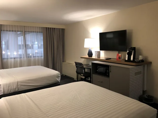 غرفة تنفيذية بسريرين كوين، Holiday Inn & Suites Chicago North Shore (Skokie) 2/5