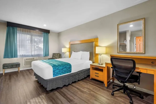 غرفة بسرير كوين، Howard Johnson By Wyndham Santa Cruz Beach Boardwalk 2/4