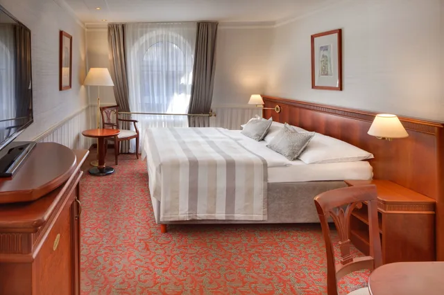غرفة بسرير مزدوج أو سريرين منفصلين بإطلالة على الحديقة، Adria Hotel Prague 1/8