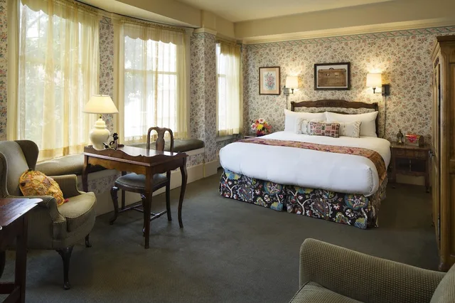 Deluxe, King Bed, Petite Auberge 1/3