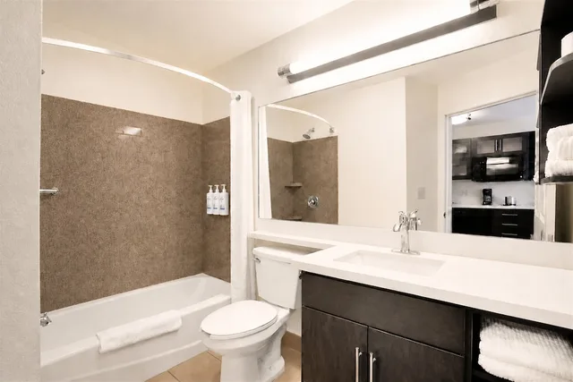 1 Bedroom, Suite, King Bed, Candlewood Suites Pearl 2/2