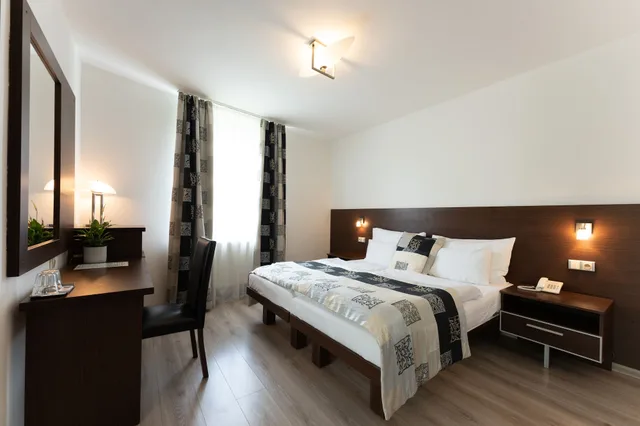جناح بسرير كوين، Antares Hotel 5/10