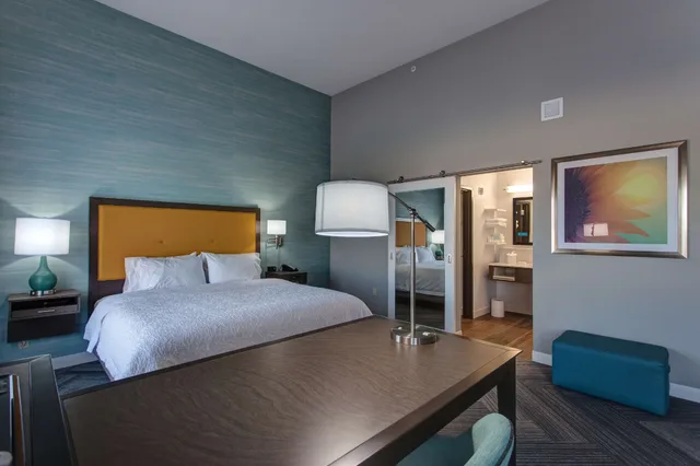 استوديو بسرير كينج مع أريكة لذوي الإعاقة، Hampton Inn Suites Wichita Airport Ks 2/3
