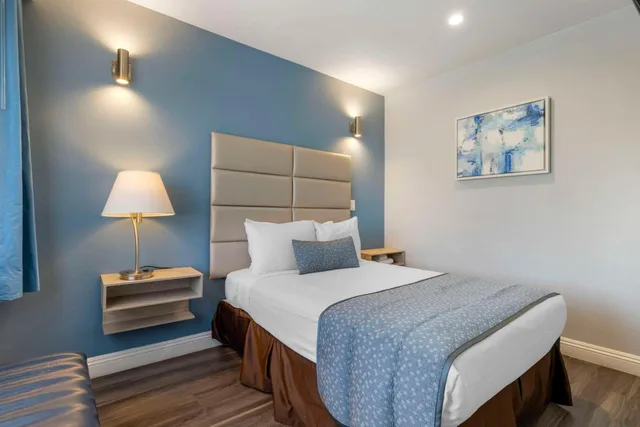 Family, 1 Double and 2 Queen Beds، Best Western Orange Plaza 4/6