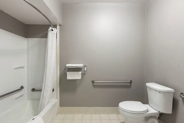 غرفة بسرير مزدوج بمطبخ لذوي الإعاقة، Studio6 Suites Jacksonville, NC 7/10