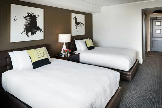 غرفة بسريرين مزدوجين لذوي الإعاقة، The Logan Philadelphia Curio Collection by Hilton 1/3