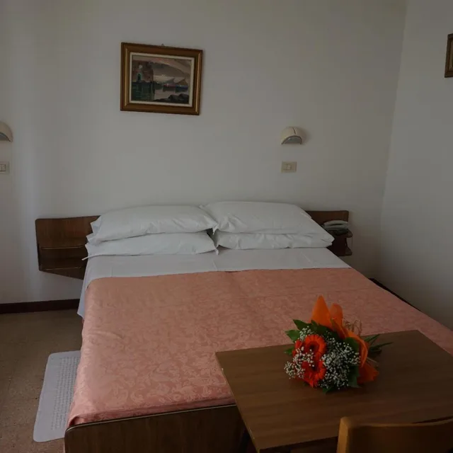 غرفة بسرير مزدوج أو سريرين منفصلين بإطلالة على البحر، Hotel Aurora 1/5