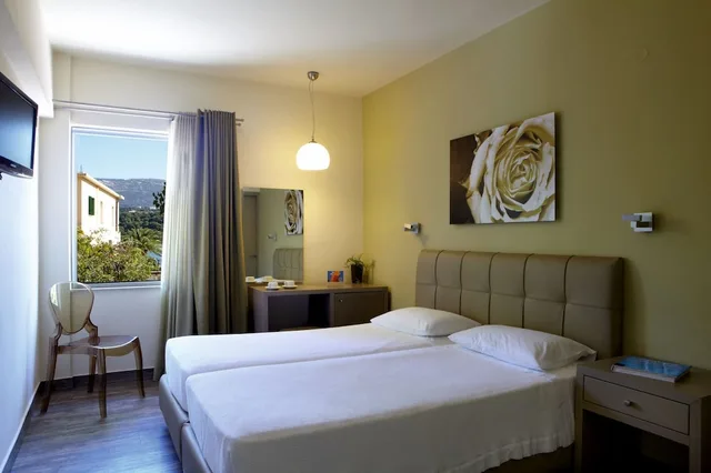 Compact، Mouikis Hotel Kefalonia 1/3