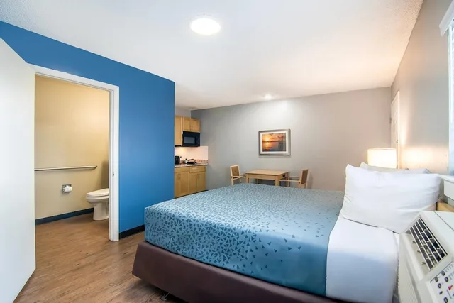 Efficiency, King Bed, Accessible، Suburban Studios Stuart near Federal Hwy 1 1/7
