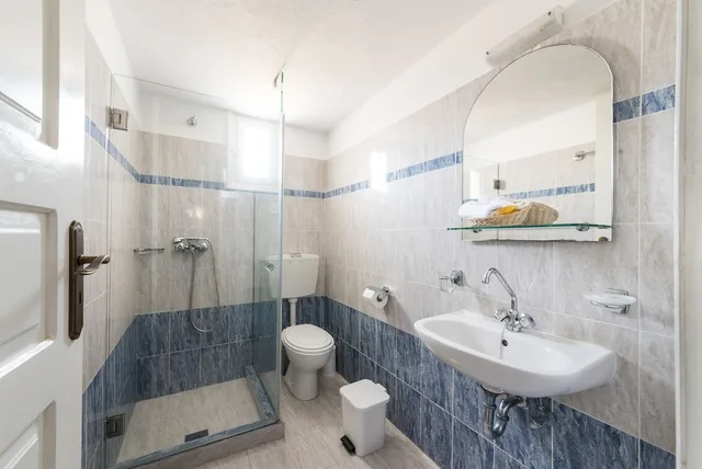 غرفة قياسية بسريرين منفصلين بإطلالة على البحر، Agnadi Villa 10/10